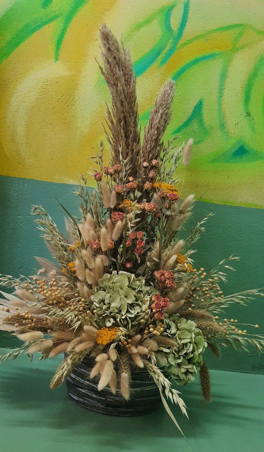 composition-florale-de-fleurs-sechees-au-coeur-du-dahlia